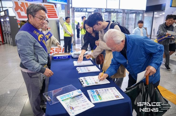 강기정 광주광역시장이 지난3일 오후 서구 유·스퀘어 종합버스터미널에서 귀성객들에게 추석 명절 인사를 전하며 국가AI컴퓨팅센터 유치 캠페인을 벌이고 있다./광주광역시 제공