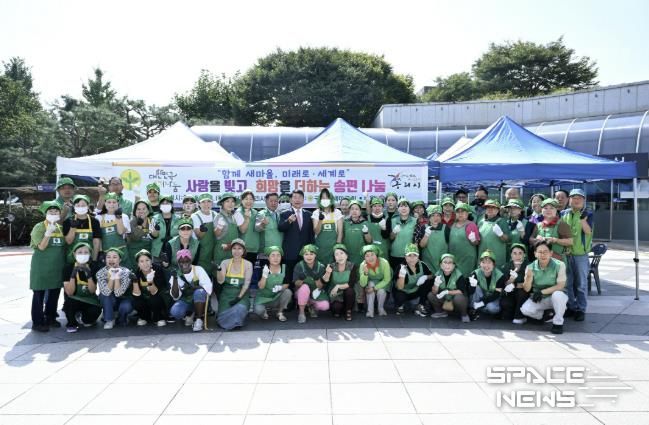 백경현 구리시장이 사랑의 송편 나누기 행사에 참여하여 회원들과 함께 송편을 빚고 있다.