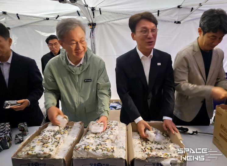 장인홍 구로구청장(왼쪽 두 번째)이 10일 남구로역 새벽인력시장을 찾아 근로자들에게 격려물품을 나눠주고 있다.