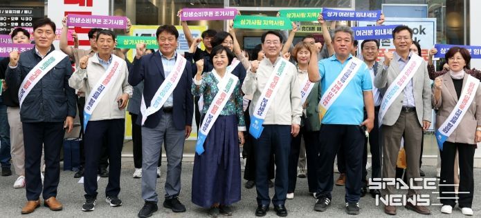 강진원 강진군수가 지역경제 활성화를 위해 강진읍 상가를 돌며 소상공인들의 애로사항을 듣고 직접 상품을 구매했다.