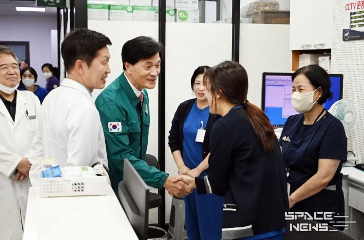 안병구 밀양시장이 10일 지역응급의료기관으로 신규 지정된 밀양병원을 방문해 의료진과 관계자들을 격려하고 있다.