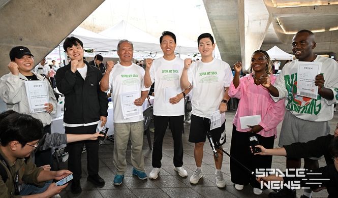 오세훈 서울시장이 10일(금) 동대문디자인플라자(DDP) 어울림마당에서 열린 '한가위 확·찐·살 확빼기' 챌린지에서 체력인증서를 들고 기념촬영하고 있다.