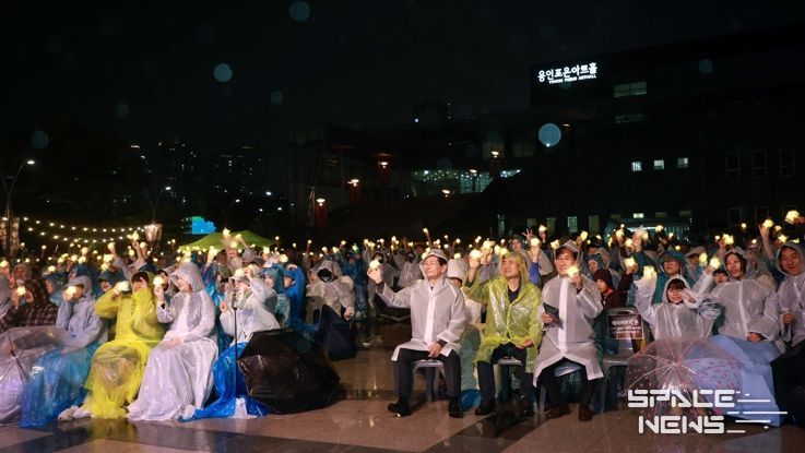 이상일 용인특례시장은 10일 저녁 포은아트홀 문화광장서 열린 '가을별빛 콘서트'에 참석해 시민들과 공연을 함께했다