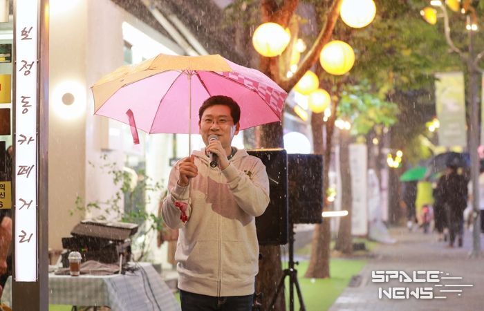 11일 보정동 카페거리에서 이상일 시장이 인사말을 하고 있다