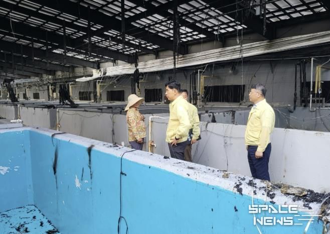 보성군 꼬막 등 종묘배양장 화재, 인명 피해 없이 진화 완료_김철우 보성군수가 현장에서 피해 상황을 점검하고 있다.