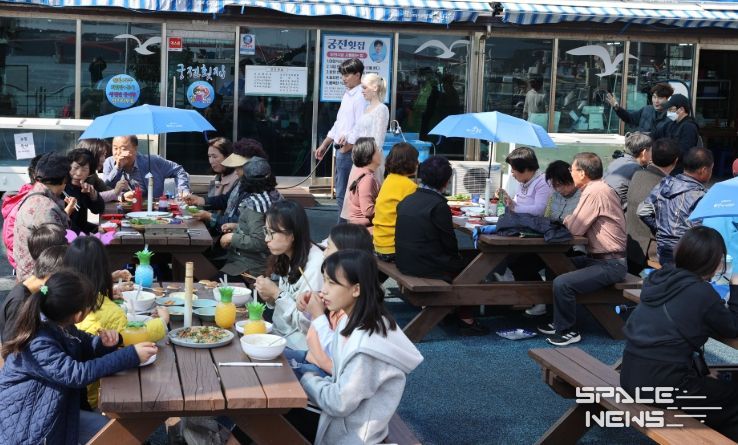 강진마량놀토수산시장을 찾은 관광객들의 모습이다.