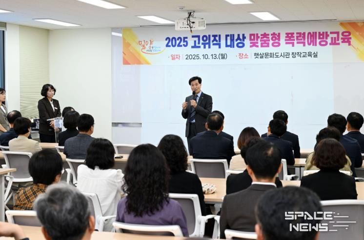 안병구 밀양시장이 13일 햇살문화도시관에서 진행된 5급 이상 간부 공무원 대상 4대 폭력 예방 교육에서 인사말을 하고 있다.