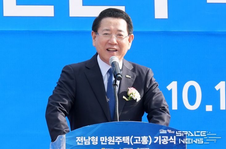 김영록 전라남도지사가 13일 고흥읍 성촌리 전남형 만원주택 사업부지에서 주요내빈들과 ‘전남형 만원주택’ 기공을 축하하는 시삽 퍼포먼스를 하고 있다.