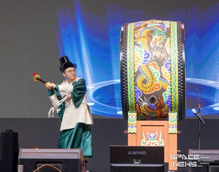 진교훈 강서구청장이 지난 ‘22회 허준축제’ 개막식에서 허준 복장을 하고 대북을 치고 있다.