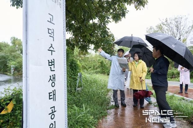 10월 13일 이수희 강동구청장(왼쪽에서 두번째)이 고덕수변생태공원 현장을 점검하고 있다
