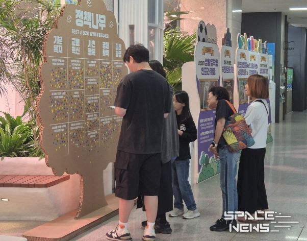 시민들이 ‘혁신·우수사례 전시회’에 마련된 정책나무에 ‘BEST of BEST 사례’를 투표하고 있다.