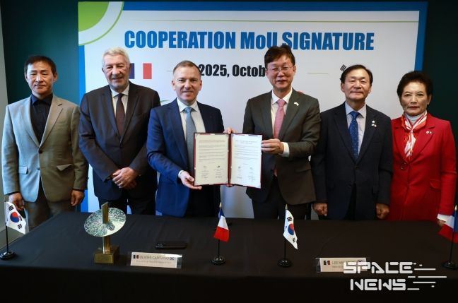 이민근 안산시장(오른쪽 세번째)이 파리 동부행정구역 본부에서 프랑스 파리 동부행정구역과 우호 협력도시 관계 수립 합의서를 체결하고 있다.