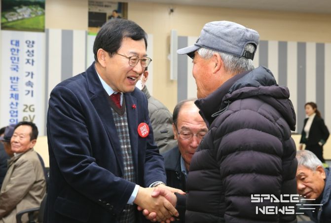 주낙영 경주시장이 어르신과 반갑게 인사하며 복지 현장의 목소리를 청취하고 있는 모습.