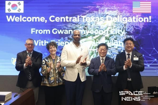 박승원 광명시장(사진 왼쪽 네 번째)이 지난 15일 열린 상호결연도시 미국 오스틴시 중부 텍사스 대표단 방문 간담회에 참석해 기념사진을 촬영하고 있다. 사진 왼쪽부터 마크 듀발(Mark Duval) 오스틴 아시안 상공회의소 대표이사, 크리스티 브라이언트(Kristie Bryant) 오스틴시 자매도시협회 의장, 에릭 존슨(Eric Johnson) 오스틴시 부시 관리자, 박승원 광명시장, 광명시 일일명예시장.