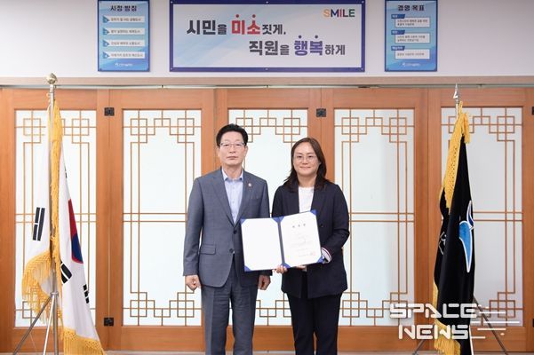 인천시설공단(이사장 김재보, 좌측)은 15일 김연주 인하대학교병원 인천권역심뇌혈관질환센터 예방관리센터장(우측)을 공단의 산업보건의로 위촉했다.