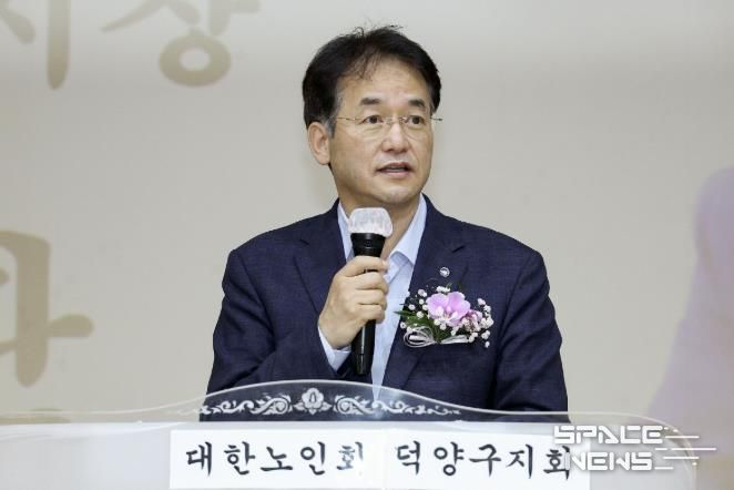‘제29회 노인의 날 기념행사’에서 축사 중인 이동환 고양특례시장