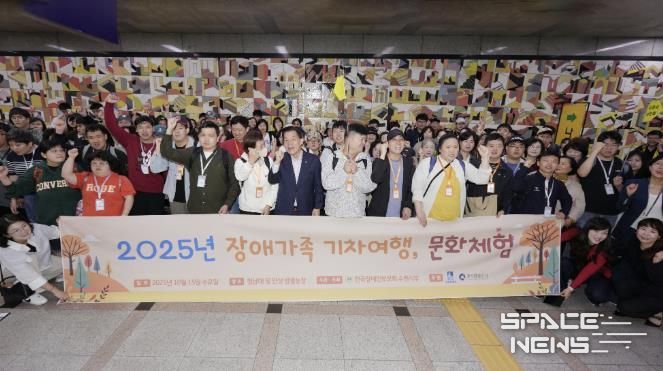 이재준 수원시장(가운데)가 기차여행을 떠나는 발달장애인들을 배웅하며 기념사진을 찍고 있다.