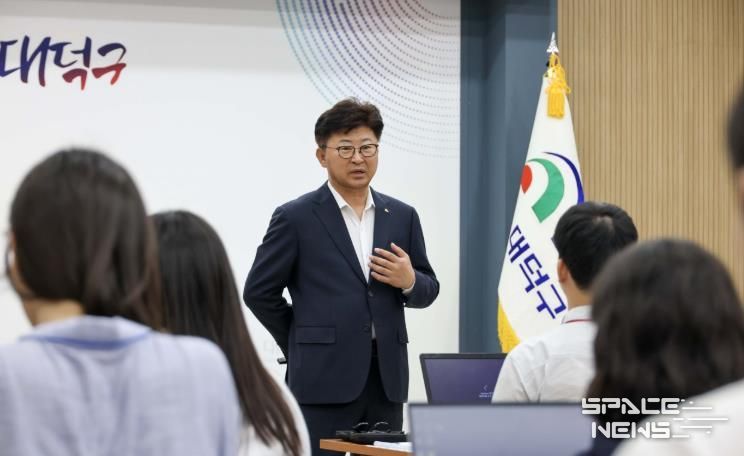 최충규 대덕구청장이 16일 구청 대회의실에서 진행된 ‘하반기 생성형 AI(인공지능)직무역량 강화교육’에서 구청 직원들에게 당부의 말을 전하고 있다.