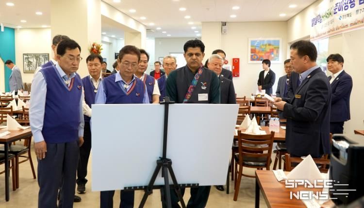주낙영 경주시장(왼쪽 첫 번째)이 15일 하이아시아 경주점에서 할랄음식점 운영 점검을 하고 있다