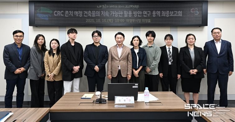 김동근 시장이 10월 16일 ‘캠프 레드클라우드(CRC) 존치 예정 건축물 활용 방안 연구’에 대한 결과 보고회에서 참석자들과 기념사진을 찍고 있다.