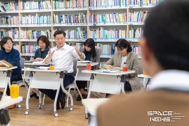 박승원 광명시장이 16일 충현중학교를 방문해 학생들과 정책 간담회를 갖고 학생들의 정책 제안에 대해 의견을 제시하고 있다.