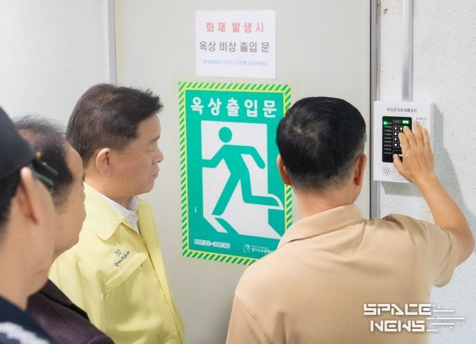박승원 광명시장이 16일 소하동 금호어울림아파트를 방문해 옥상 출입문 자동개폐장치 설치 현장을 점검하고 있다.