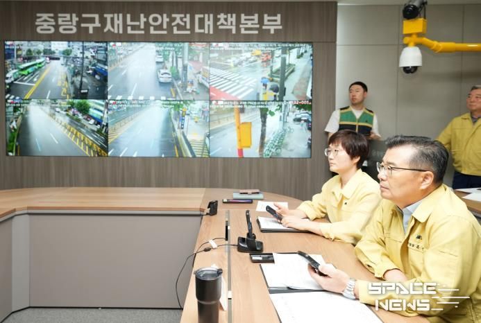 재난안전대책본부 회의에 참석한 류경기 중랑구청장의 모습