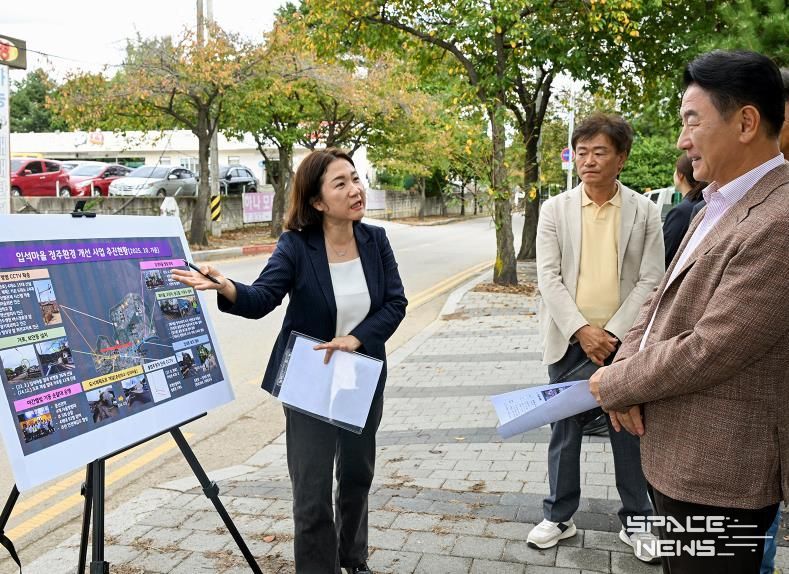 김동근 시장이 10월 16일 가능동 일원 입석마을 정주환경 개선 3주년을 맞아, 주민들과 함께 마을의 달라진 모습을 점검했다.