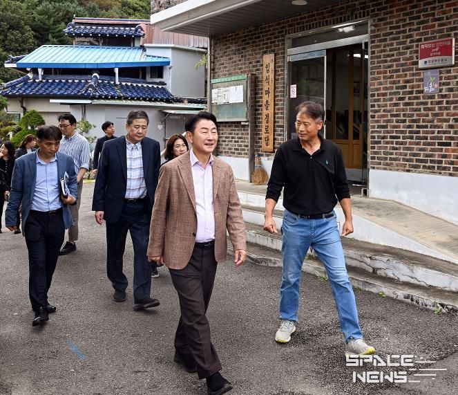 김동근 시장이 10월 16일 가능동 일원 입석마을 정주환경 개선 3주년을 맞아, 주민들과 함께 마을의 달라진 모습을 점검했다.