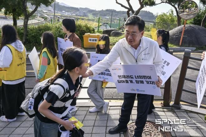 친구사랑 캠페인을 진행하는 전진선 군수