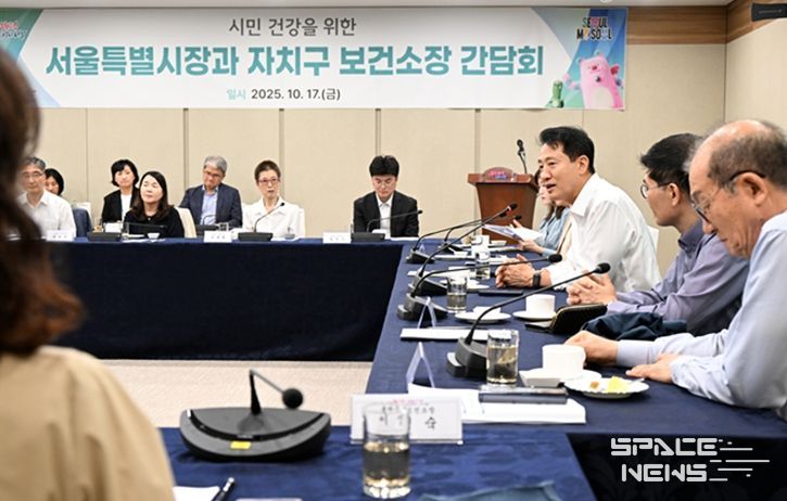 오세훈 서울시장이 17일 서울시청에서 열린 서울시장-자치구 보건소장 간담회에서 인사말하고 있다.