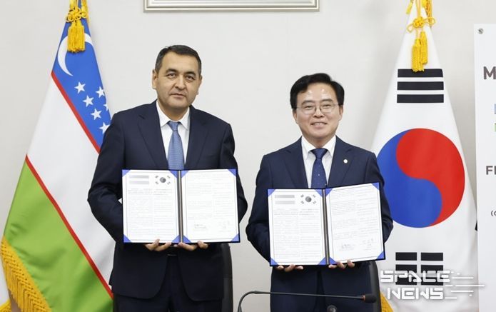 진교훈 서울 강서구청장(오른쪽)이 17일(금) 오후 주한 우즈베키스탄 대사관 4층에서 열린 ‘강서구-페르가나 시 우호적 경제 교류를 위한 협약식’에서 협약을 체결하고 보자로프 하이룰라 페르가나 주지사와 기념촬영을 하고 있다.