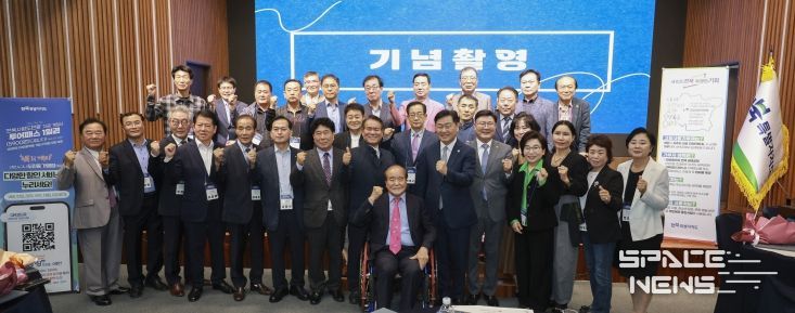 19일 전주 시그니처호텔에서 열린 2025년 전북특별자치도 도민의 날 기념 출향도민 환영 만찬회에 김관영 전북특별자치도지사와 문승우 도의장, 윤석정 전북애향본부 총재를 비롯한 전북도민회 및 호남향우회 회원들이 고향 방문을 환영하며 기념촬영을 하고 있다