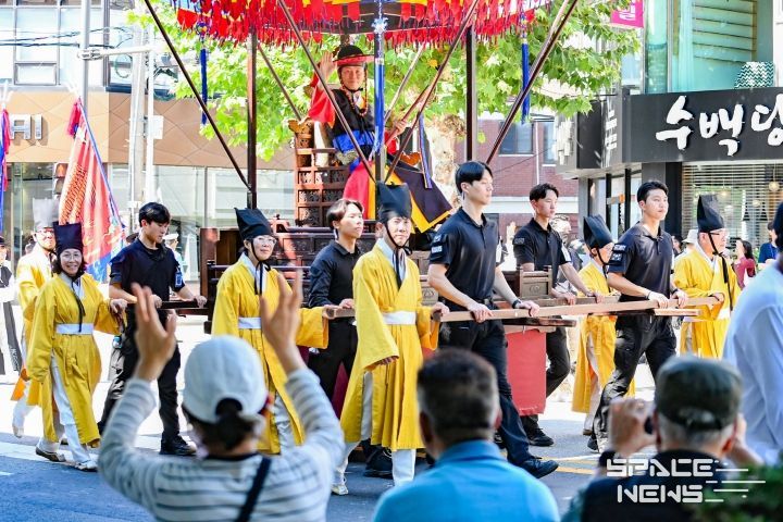 개천예술제 - 가장행렬