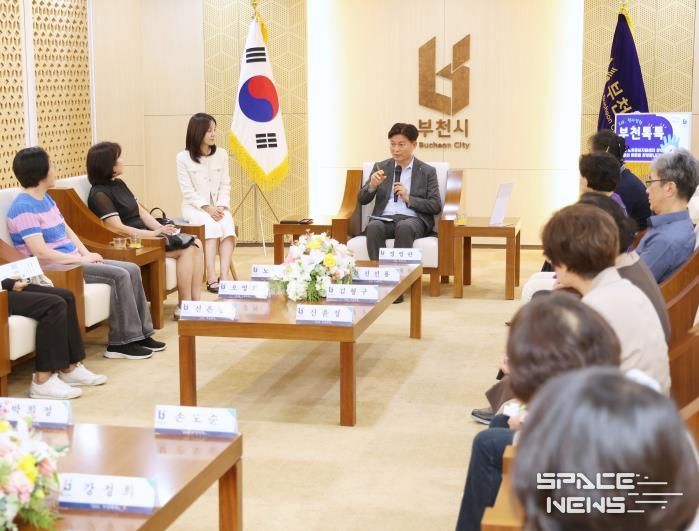 조용익 부천시장이 한 참여자의 질문에 답변하고 있다.