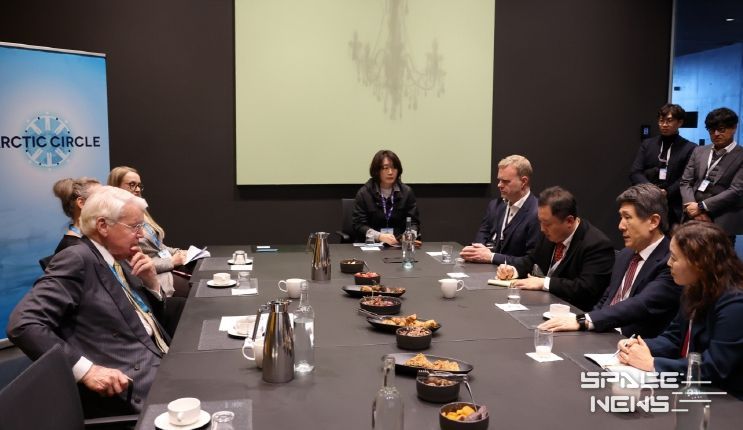 올라뷔르 라그나르 그림손(Ólafur Ragnar Grímsson) 북극서클총회 의장을 만나 포항의 북극 협력 전략과 국제 네트워크 확대 방안을 논의하고 있다