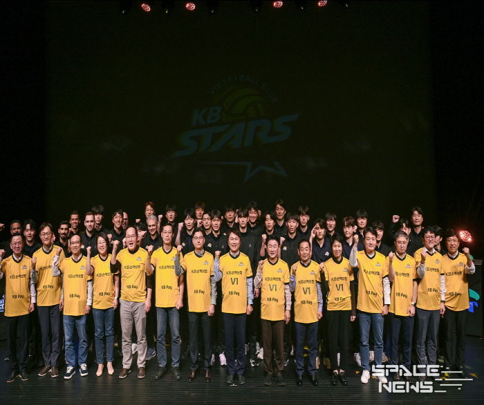 김동근 시장이 10월 18일 KB손해보험 스타즈 배구단의 2025-26 V리그 출정식에서 참석자들과 기념사진을 찍고 있다.