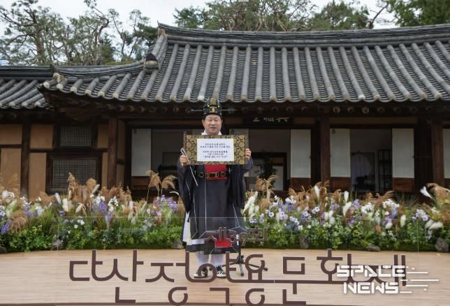 주광덕 시장이 다산의 메시지를 시민들에게 선보이고 있다.