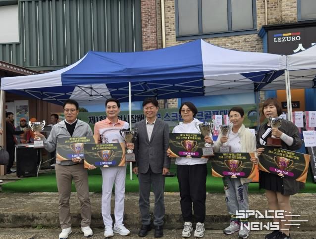 조용익 부천시장이 상위입상자들과 기념촬영을 하고 있다.