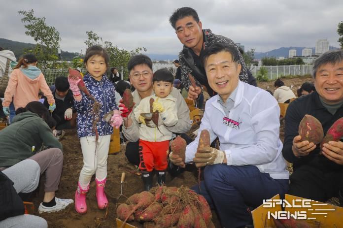2025년 내곡동 고구마캐기 행사 모습