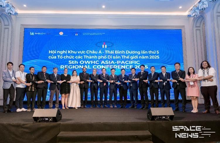 지난 14일 베트남 후에시에서 열린 ‘제5차 세계유산도시기구 아시아·태평양지역 총회’에서 각국 대표들이 기념 촬영을 하고 있다.