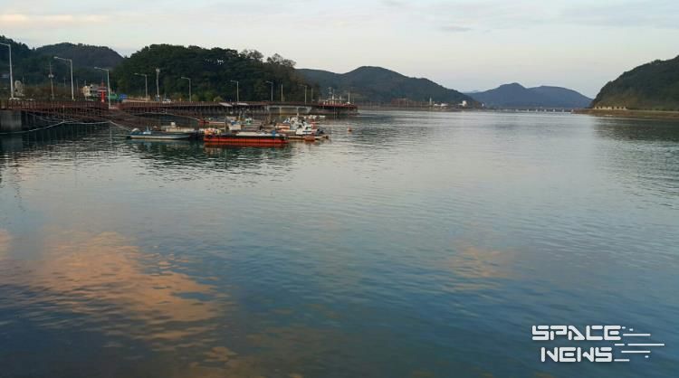 가을빛 따라 걷는 망덕포구와 배알도 섬 정원, 오감이 힐링되는 가을 여행지로 인기 - 관광과(가을빛으로 물드는 망덕포구)