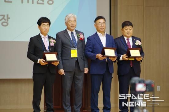 제물포고 부설 방송통신고 개교 50주년 감사패를 수상한 박창호 의원(우측 첫 번째)