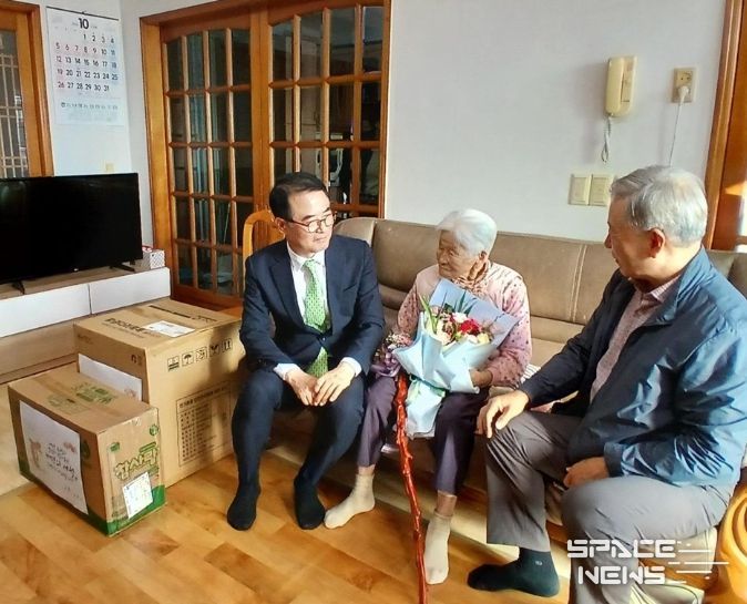 100세 어르신 장수축하물품 및 장수지팡이 전달