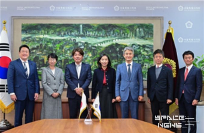 도쿄도의회 방문단과 기념 촬영하는 최호정 의장(가운데)