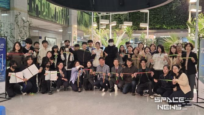 조용익 시장과 전시회 관계자, 참여자들이 기념사진을 찍고 있다.