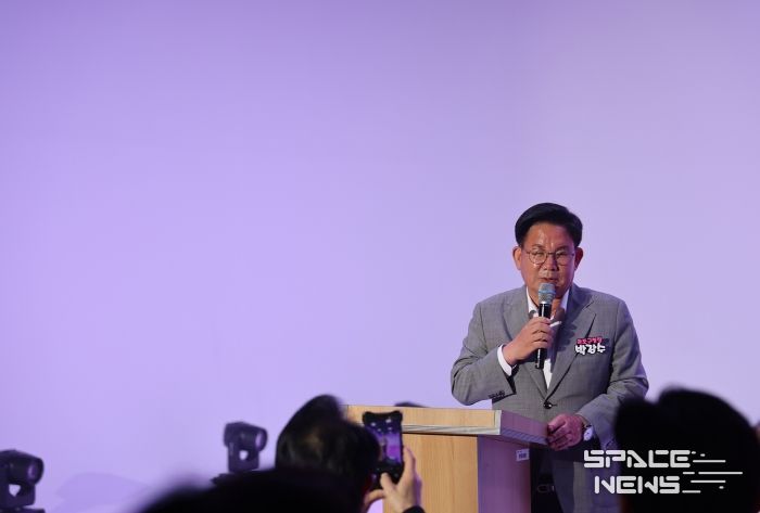 서울디자인고 글로벌 디자인 페스타 패션쇼에 참석한 박강수 마포구청장