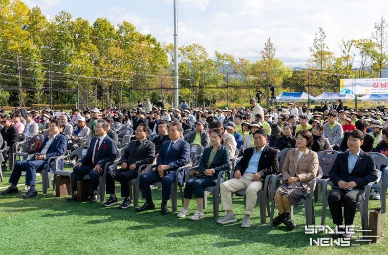 행사에 참여한 강남구의회 의원들(첫 번째 줄 좌측에서 1번째 이호귀 의장,3번째 복진경 부의장)