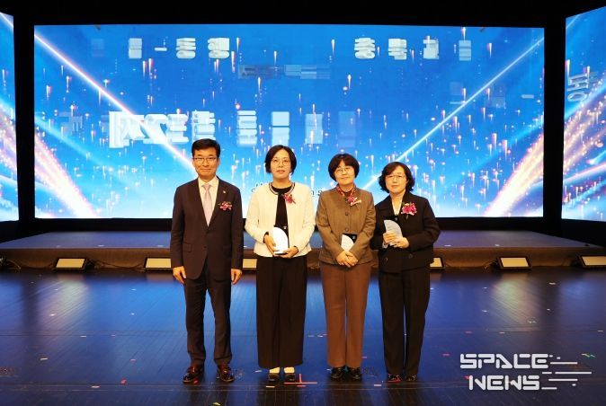 왼쪽부터 왼쪽부터 윤건영 교육감, 이복섬 수석교사, 이경희 교사, 이경하 교사