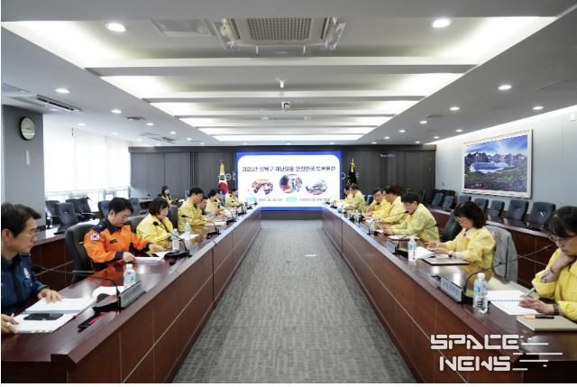 이승로 성북구청장 주재로 재난안전대책본부 회의를 진행하고 있다